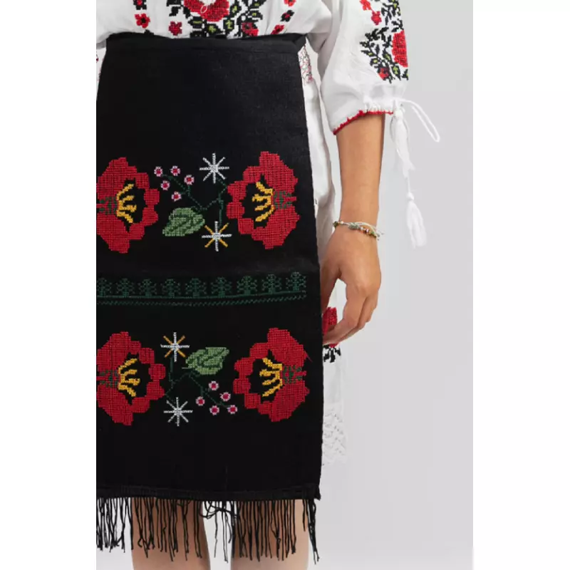 Catrinta Traditionala Neagra pentru Fetite cu Broderie Florala Rosie -  CTF01