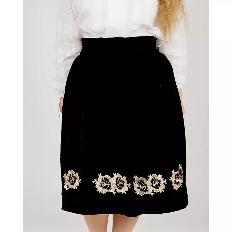 Fusta traditionala Neagra din Catifea cu Motiv Floral Auriu - FTSF01