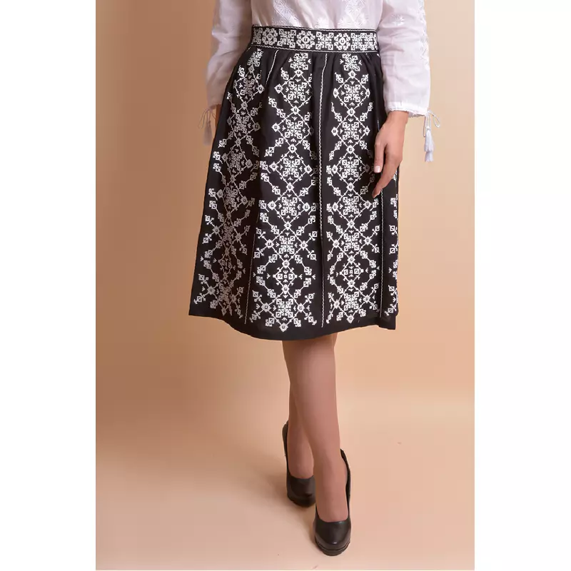 Fusta Traditionala Neagra cu Broderie Geometrica Alba - FTSF08