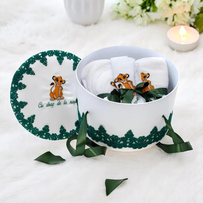 Trusou Botez cu 8 Piese Brodat, Lion King Simba, Culoare Verde - TB10