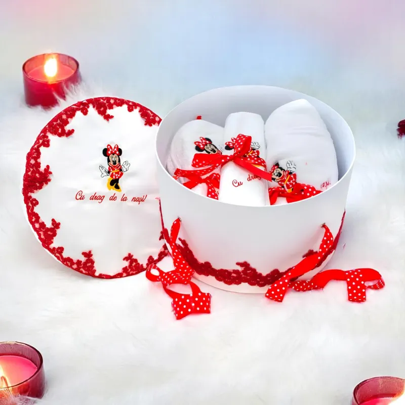 Trusou Botez cu 8 Piese Brodat, Minnie Mouse, Culoare Rosu - TB28