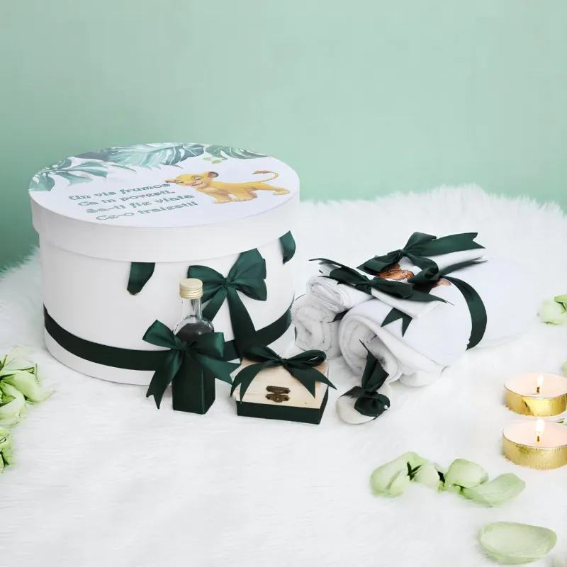 Trusou Botez cu 8 Piese Imprimat, Lion King Simba, Culoare Verde - TB218