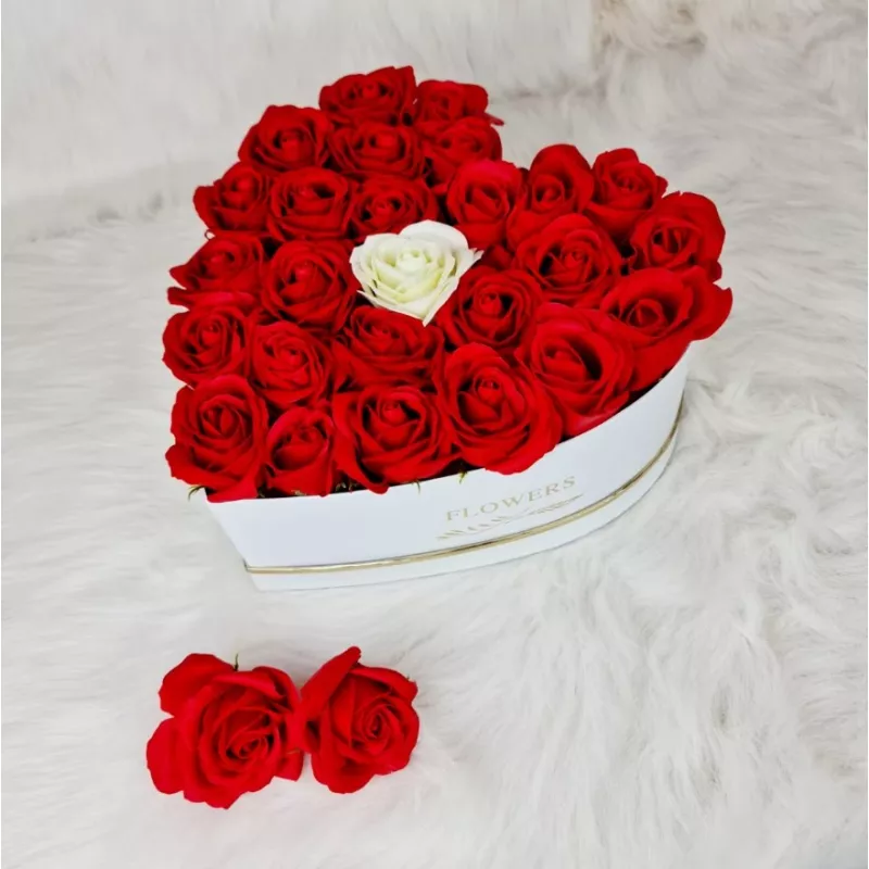 Aranjament floral trandafiri sapun - cutie inima 31 trandafiri rosu cu alb - vltn116