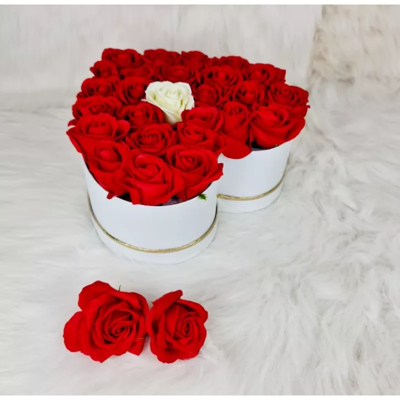 Aranjament floral trandafiri sapun - cutie inima 41 trandafiri rosu cu alb - vltn118