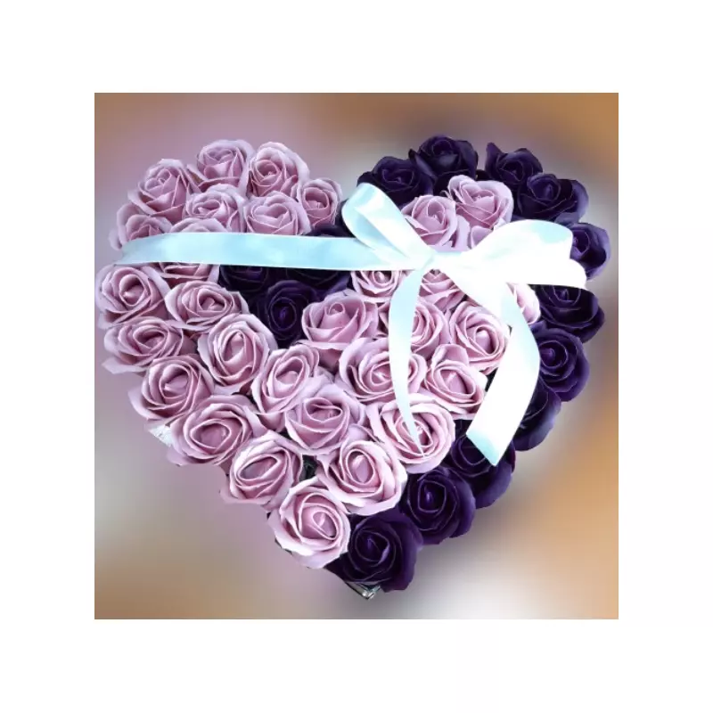 Cutie cu 45 trandafiri din sapun, roz zmeuriu si mov cu miros fin de trandafiri, 30x30x18 cm